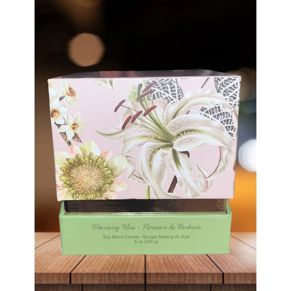 NIB! Bella Lux BB INTL Blooming Bliss Soy Blend 8oz Candle in Gift Box